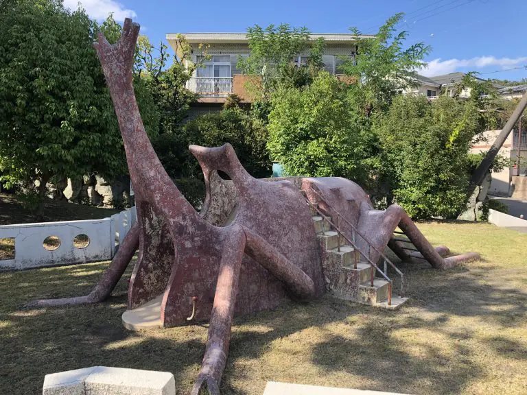 豊中市　千里西町3丁目第３公園(巨大なカブトムシ)