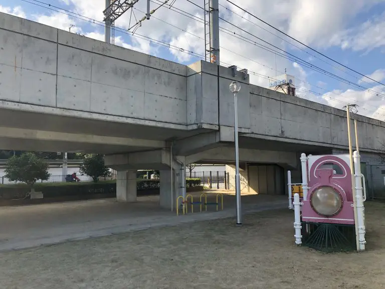 豊中市　千成町３丁目公園（半高架下公園）